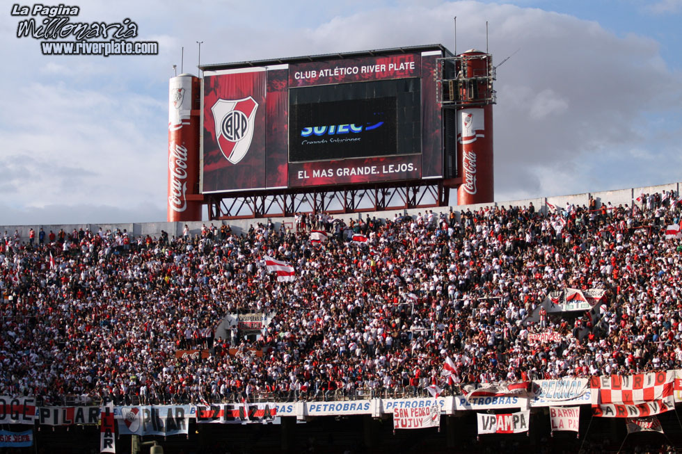 River Plate vs Gimnasia Jujuy (CL 2008) 11