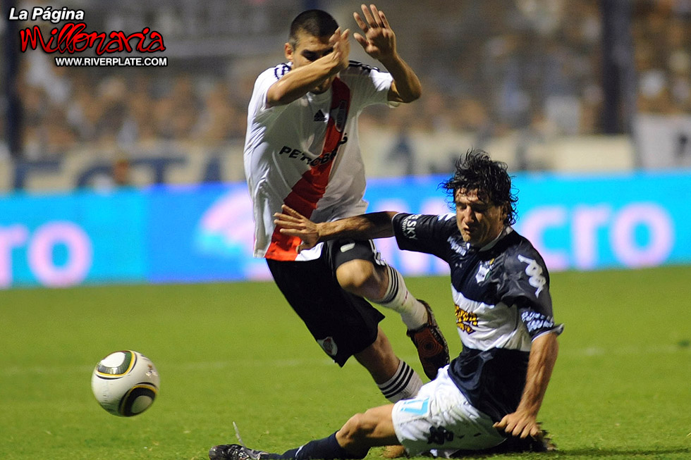 Gimnasia LP vs River Plate (CL 2010) 8