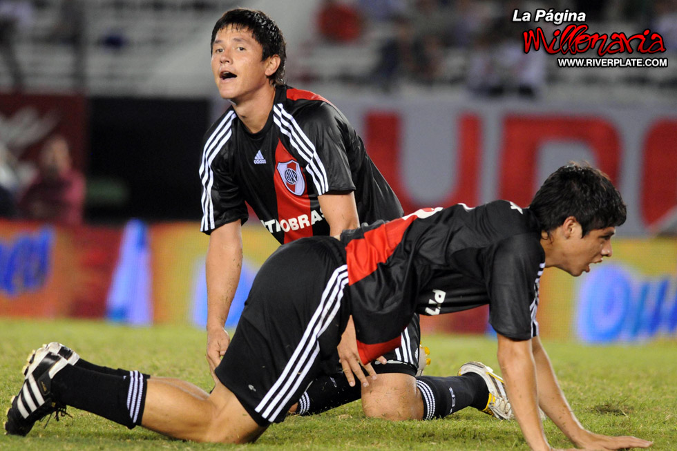 River Plate vs Argentinos Juniors (CL 2010) 12