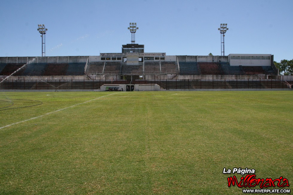 El estadio de Huracan de Corrientes 22