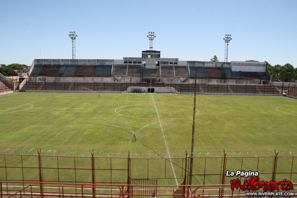El estadio de Huracan de Corrientes 11