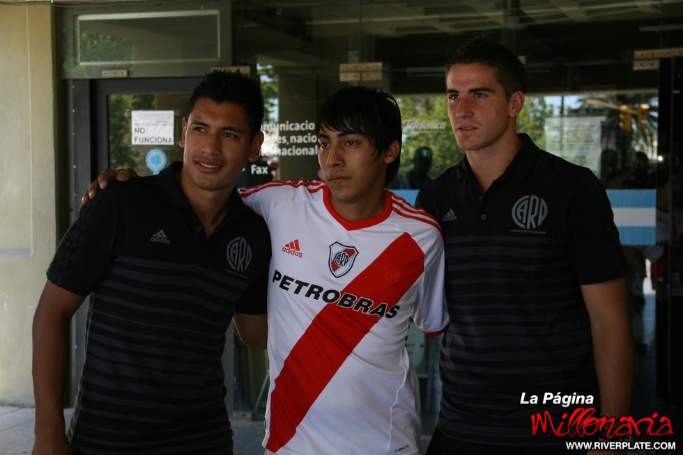 Los jugadores en el Hospital de Niños de Mendoza - Superclasico 2012