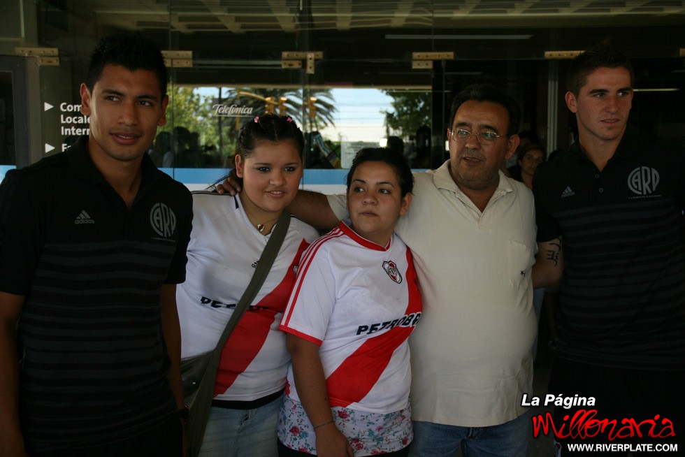Los jugadores en el Hospital de Niños de Mendoza - Superclasico 2012 4