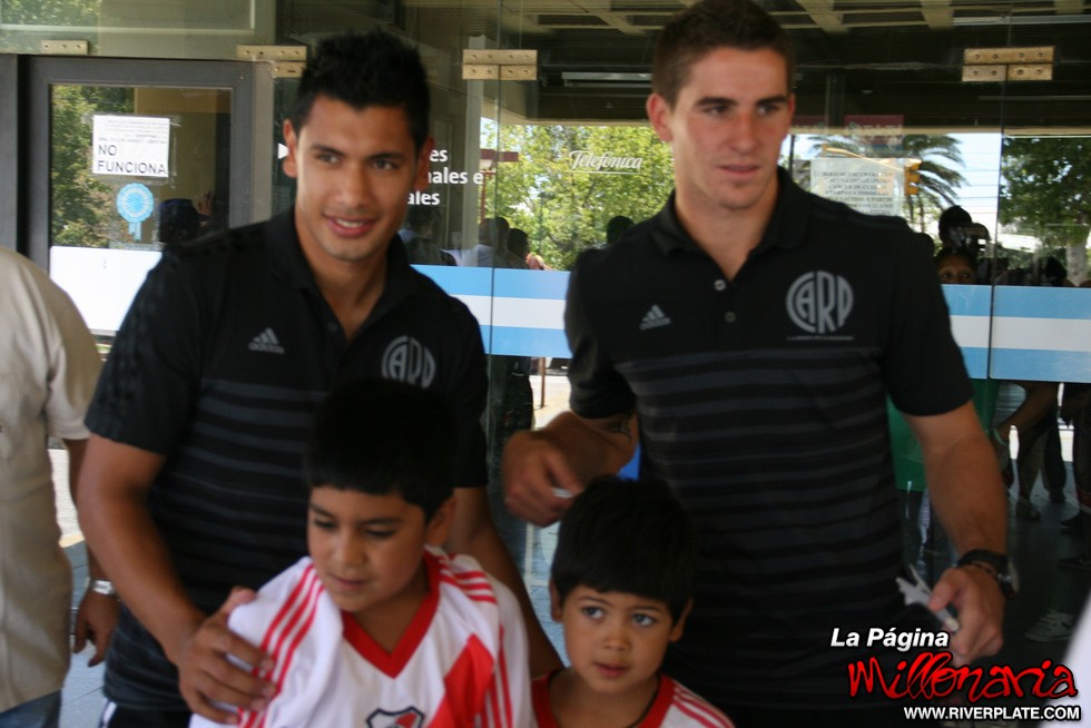 Los jugadores en el Hospital de Niños de Mendoza - Superclasico 2012 5