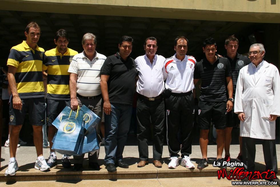 Los jugadores en el Hospital de Niños de Mendoza - Superclasico 2012 1