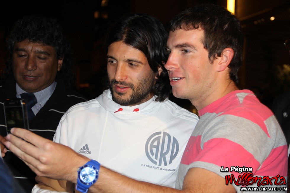 Jugadores de River con los hinchas en Salta - Mayo 2012 1