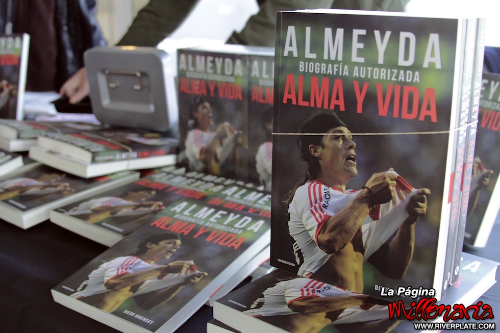 Almeyda presento su biografia Alma y Vida 2