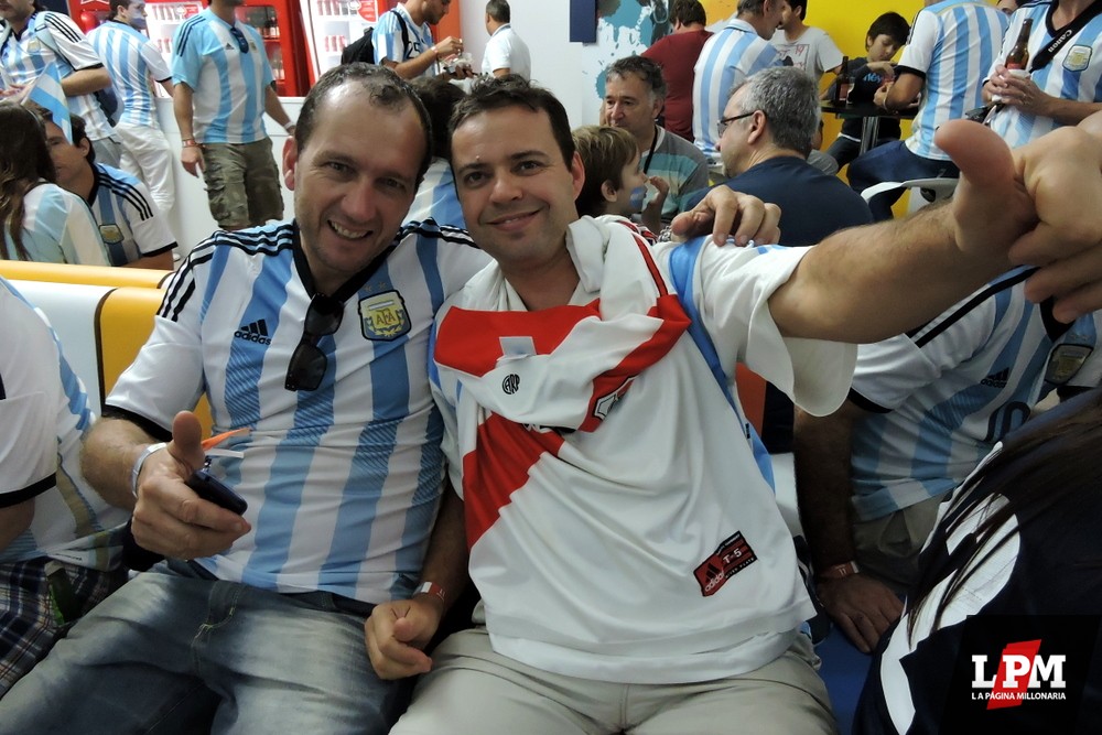 Argentina vs Bosnia - Hinchas de River en Maracaná 16
