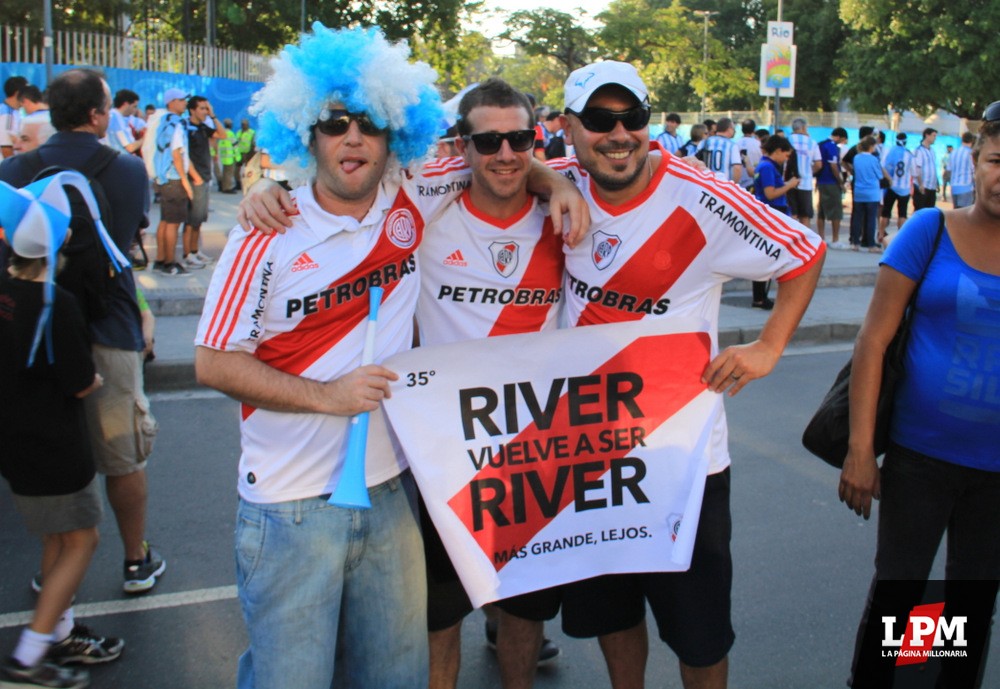 Argentina vs Bosnia - Hinchas de River en Maracaná 1