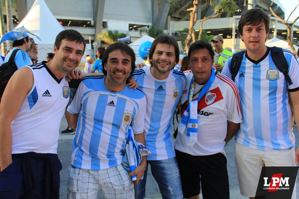 Argentina vs Bosnia - Hinchas de River en Maracaná 35