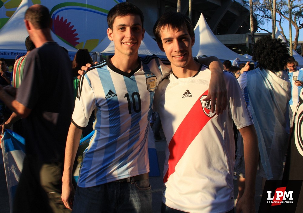Argentina vs Bosnia - Hinchas de River en Maracaná 37