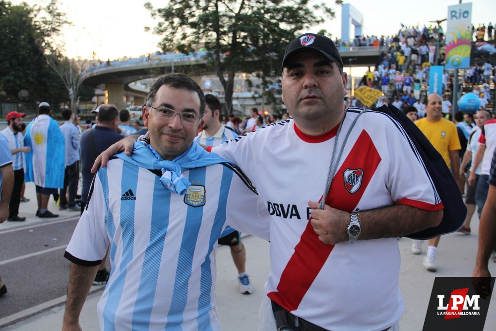 Argentina vs Bosnia - Hinchas de River en Maracaná 47