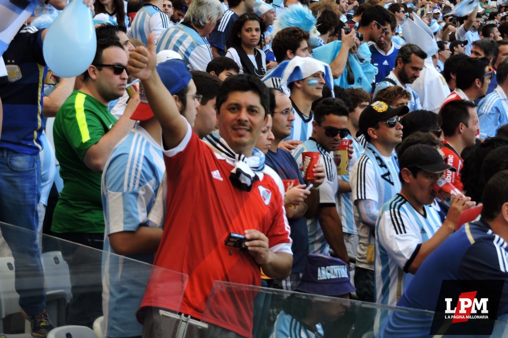 Argentina vs. Irán - Hinchas de River en el Mineirao 2