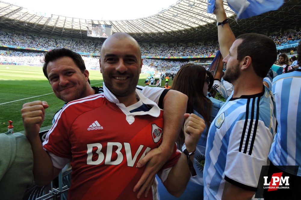 Argentina vs. Irán - Hinchas de River en el Mineirao 4