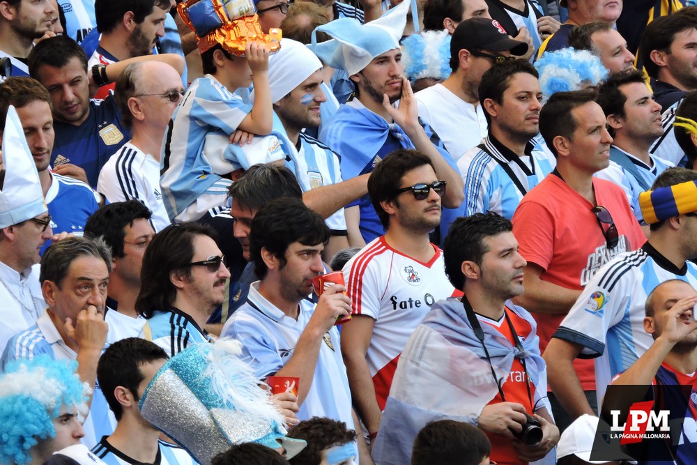 Argentina vs. Irán - Hinchas de River en el Mineirao 5