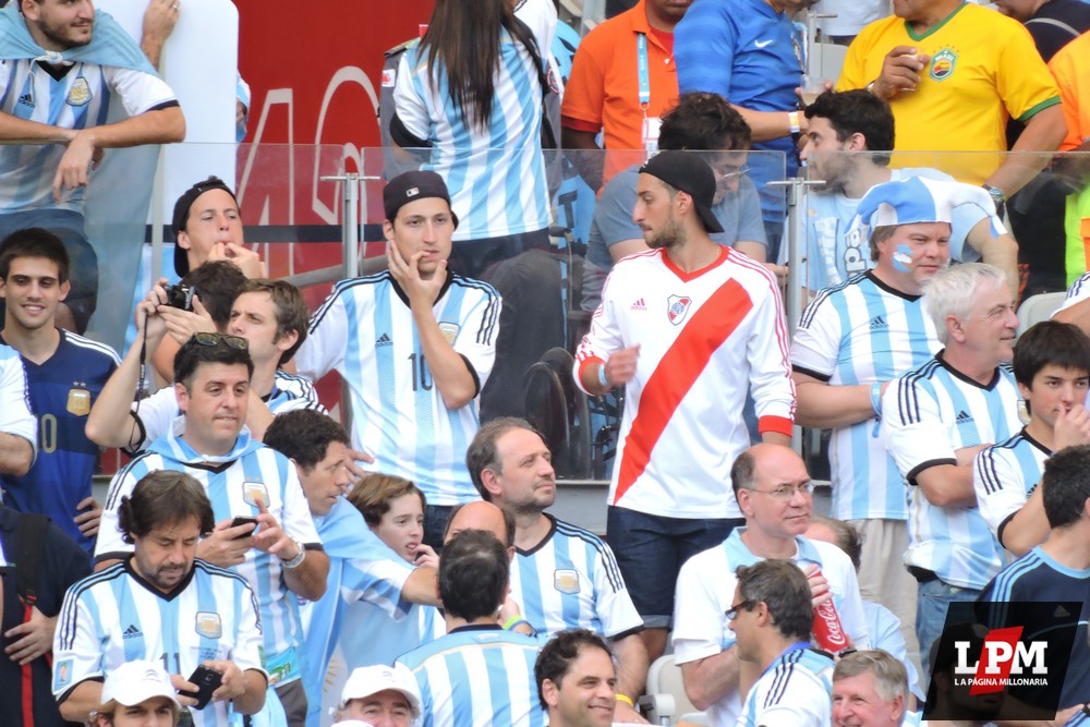 Argentina vs. Irán - Hinchas de River en el Mineirao 9