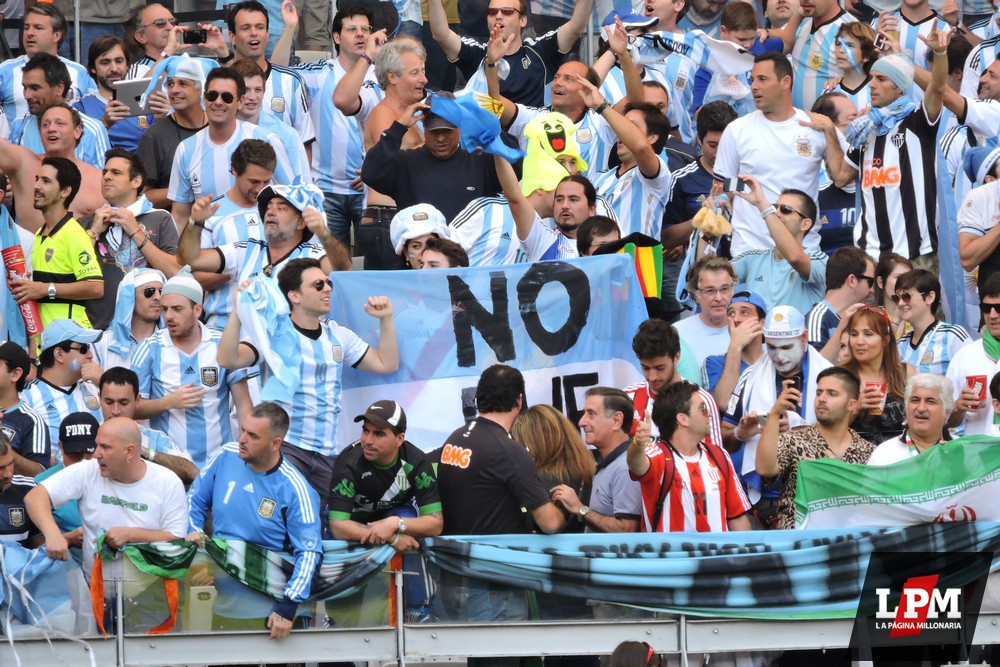 Argentina vs. Irán - Hinchas de River en el Mineirao 14