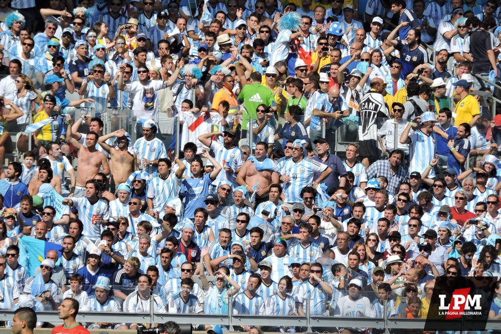 Argentina vs. Irán - Hinchas de River en el Mineirao 16