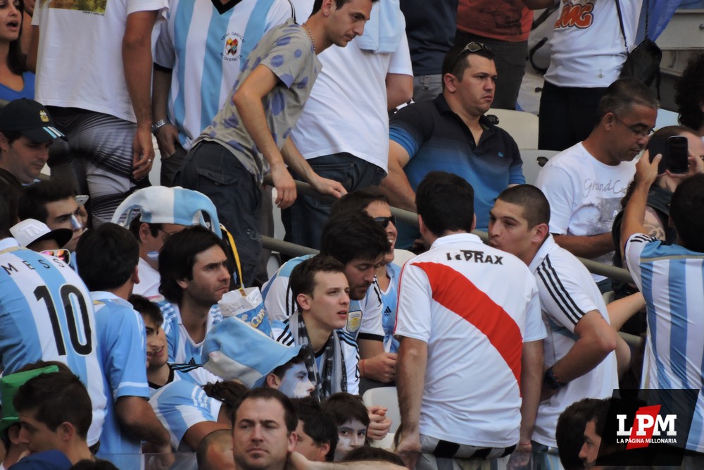 Argentina vs. Irán - Hinchas de River en el Mineirao 21