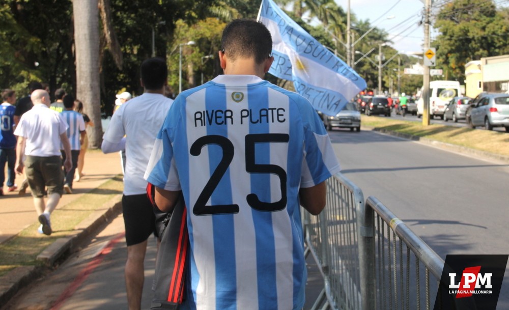 Argentina vs. Irán - Hinchas de River en el Mineirao 28