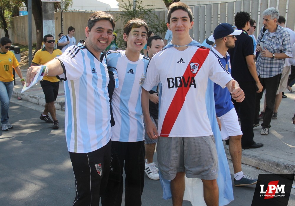 Argentina vs. Irán - Hinchas de River en el Mineirao 32