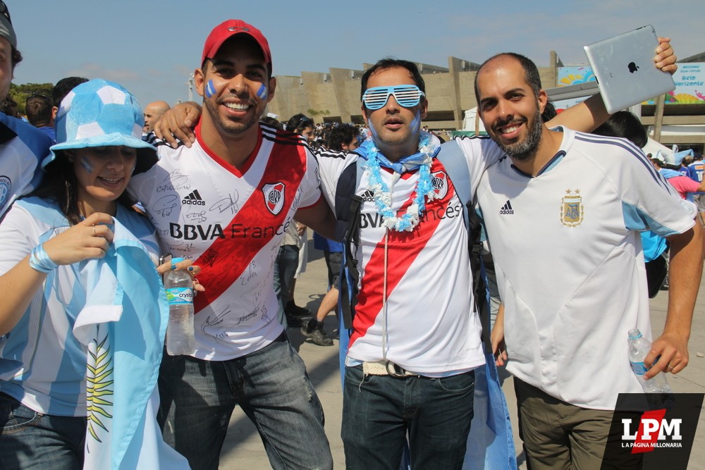 Argentina vs. Irán - Hinchas de River en el Mineirao 43