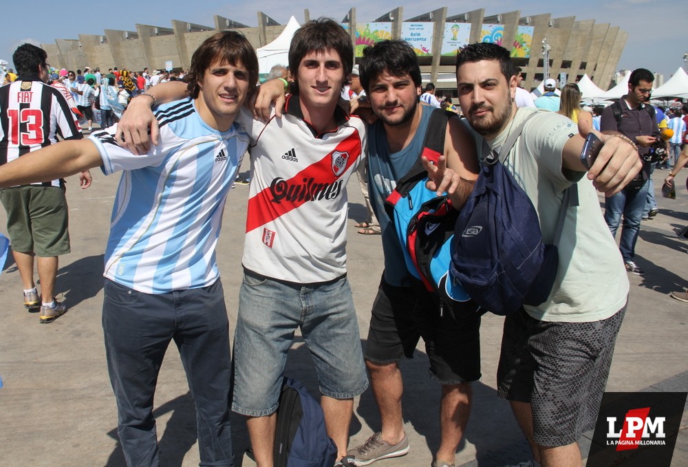 Argentina vs. Irán - Hinchas de River en el Mineirao 46