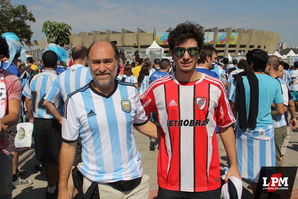 Argentina vs. Irán - Hinchas de River en el Mineirao 51