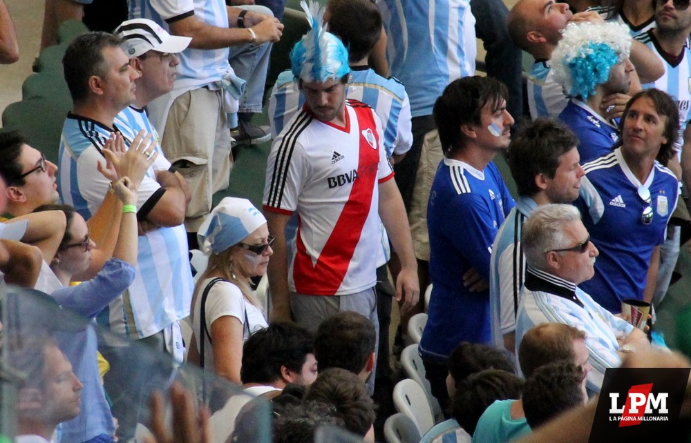 Argentina vs. Irán - Hinchas de River en el Mineirao 64