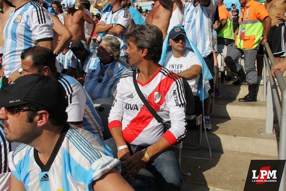 Argentina vs. Irán - Hinchas de River en el Mineirao 84