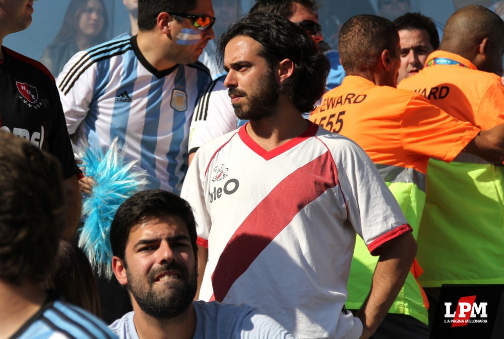 Argentina vs. Irán - Hinchas de River en el Mineirao 87