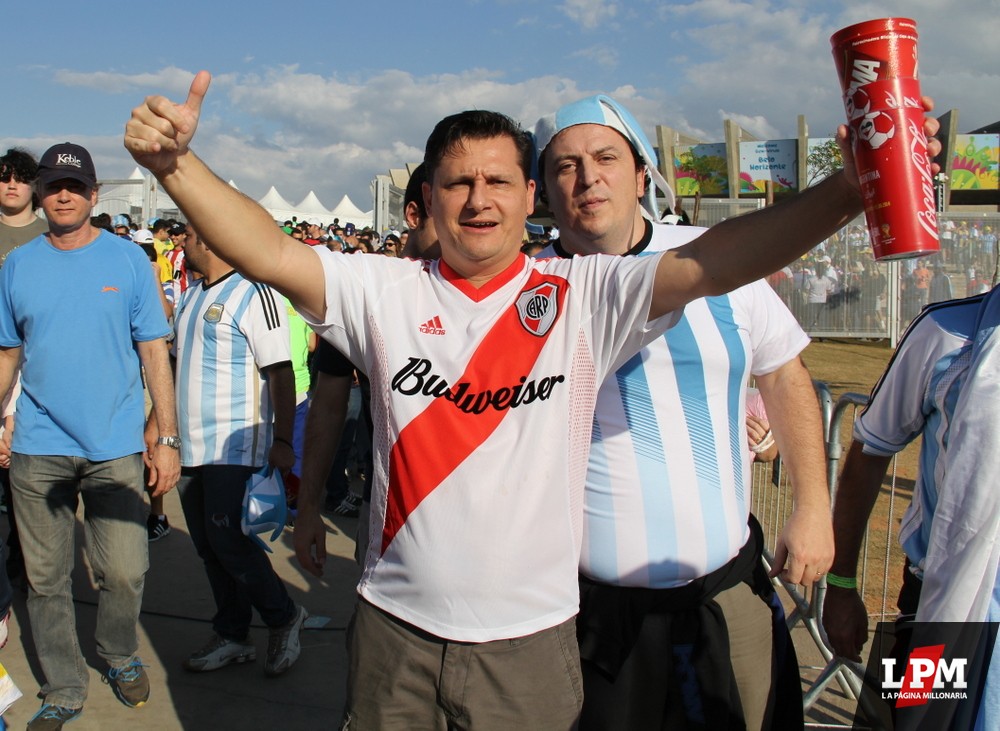 Argentina vs. Irán - Hinchas de River en el Mineirao 92
