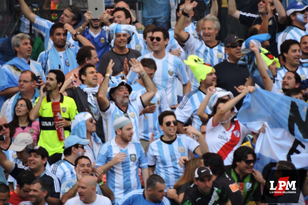 Argentina vs. Irán - Los trapos en el Mineirao 2
