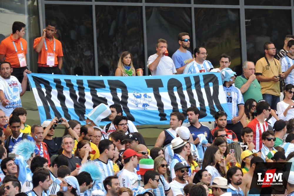 Argentina vs. Irán - Los trapos en el Mineirao 3