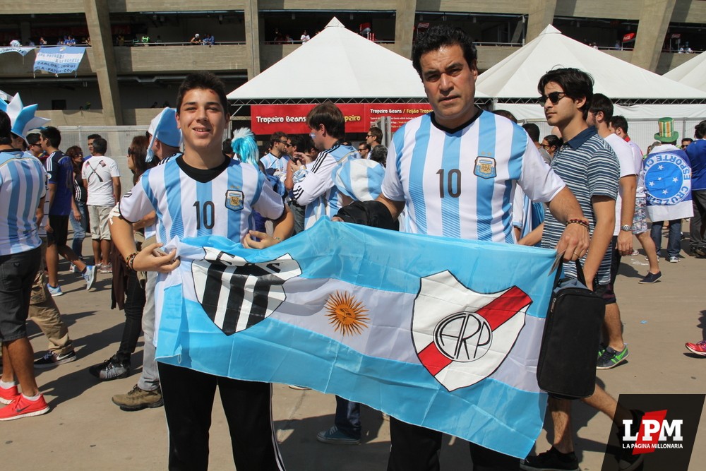 Argentina vs. Irán - Los trapos en el Mineirao 13