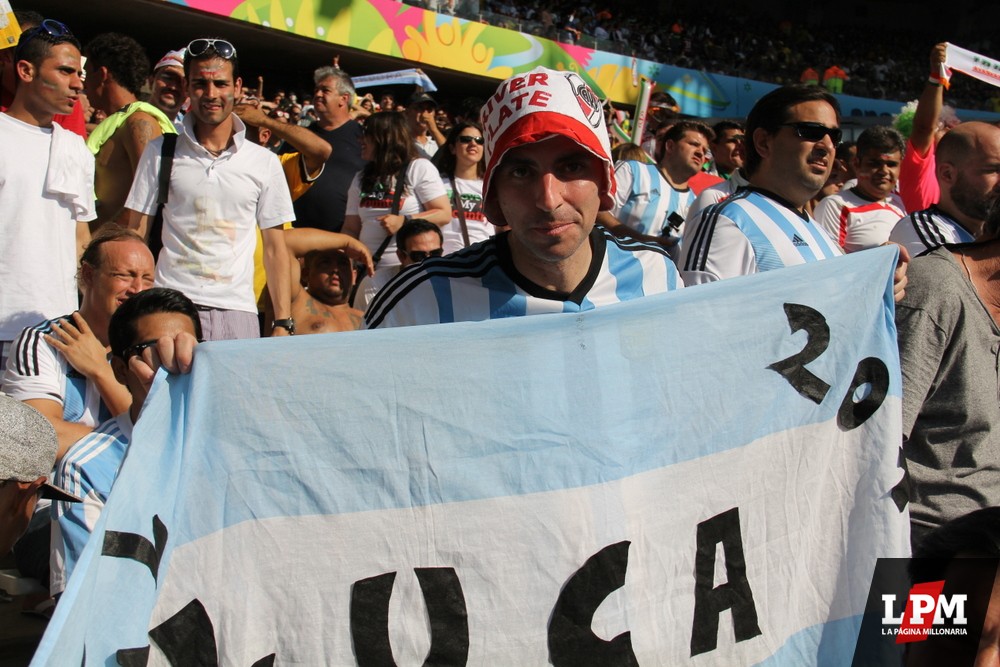 Argentina vs. Irán - Los trapos en el Mineirao 15