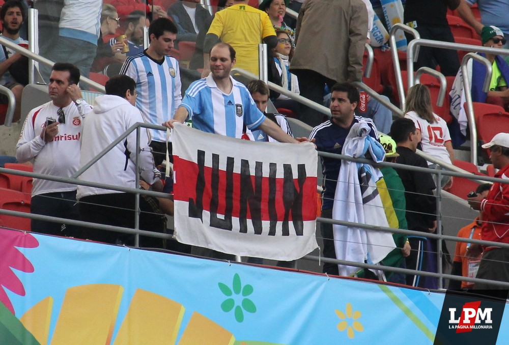 Argentina vs Nigeria - Hinchas de River en Beira Río 26