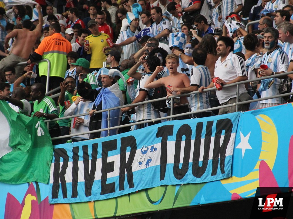Argentina vs Nigeria - Hinchas de River en Beira Río 59