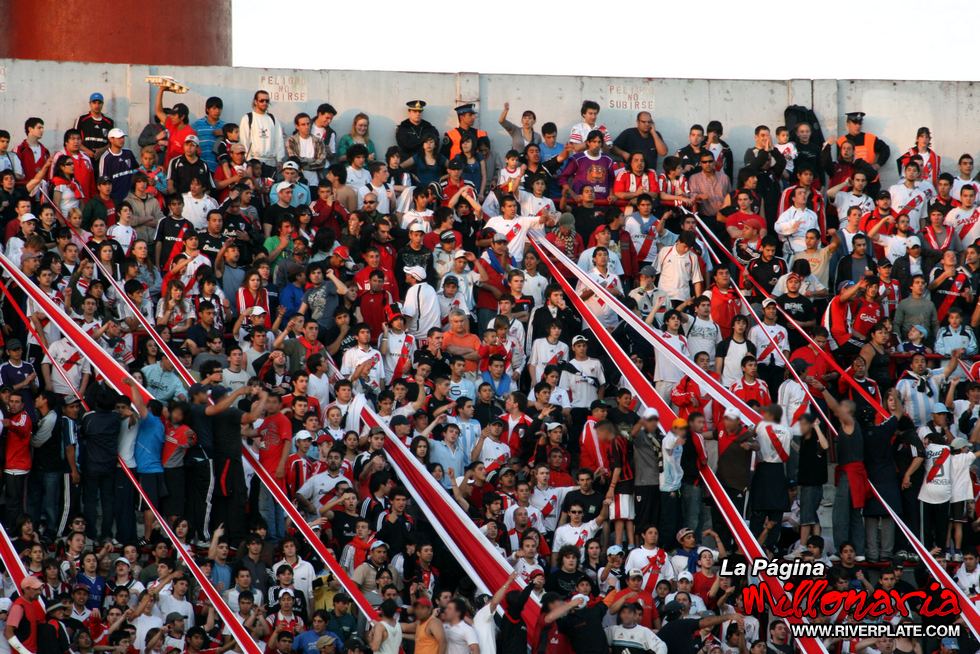 River Plate vs Chivas (MEX) (SUD 08) 3