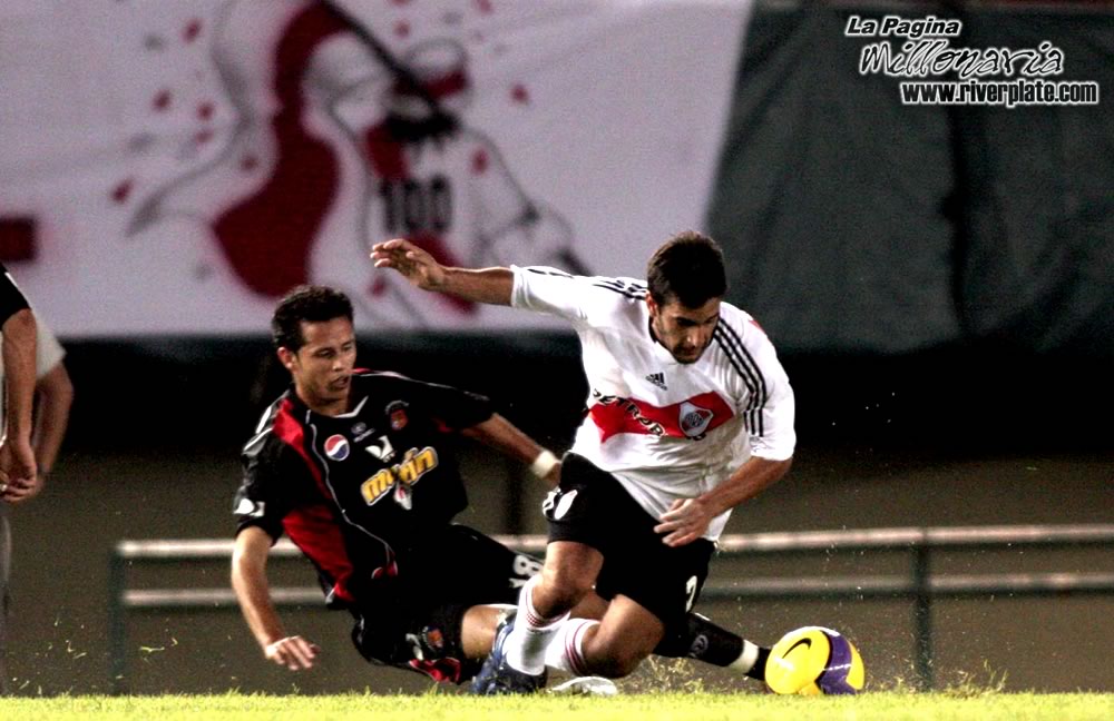 River Plate vs Caracas (LIB 2007) 15