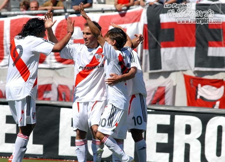 Gimnasia LP vs River Plate (AP 2007) 3