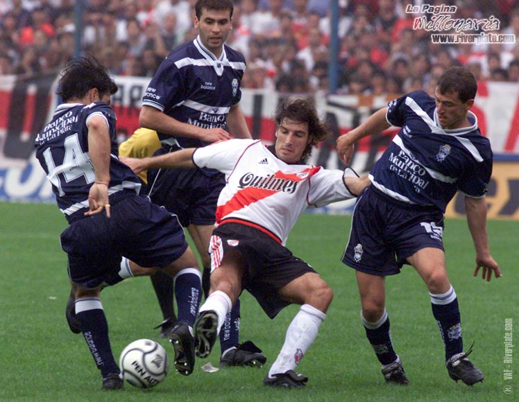 Gimnasia LP vs. River Plate (AP 2000) 7
