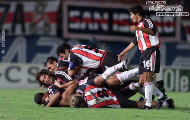 River Plate vs. Gimnasia LP (2001) 7