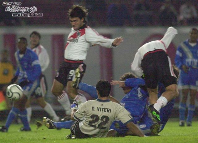 River Plate vs. Emelec (LIB 2001) 6
