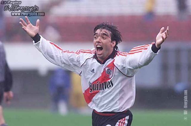 River Plate vs. Velez Sarlfied (AP 2001) 13