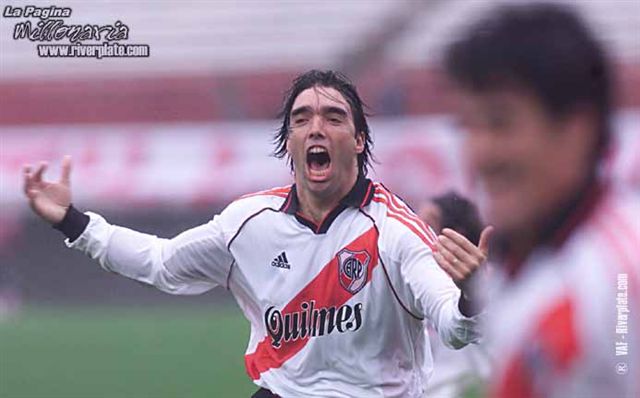 River Plate vs. Velez Sarlfied (AP 2001) 15