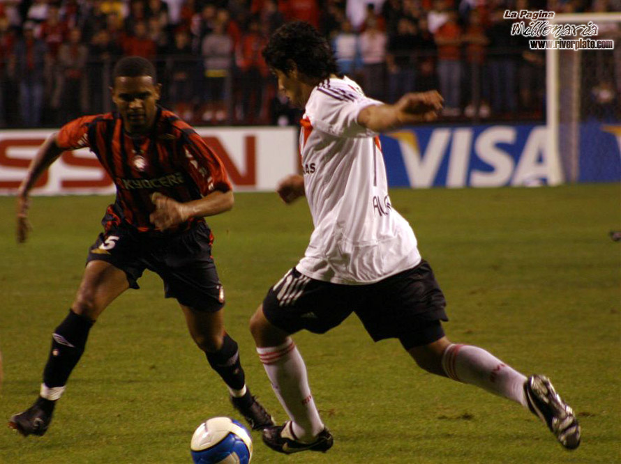 Atletico Paranaense vs River Plate (SUD 2006) 7