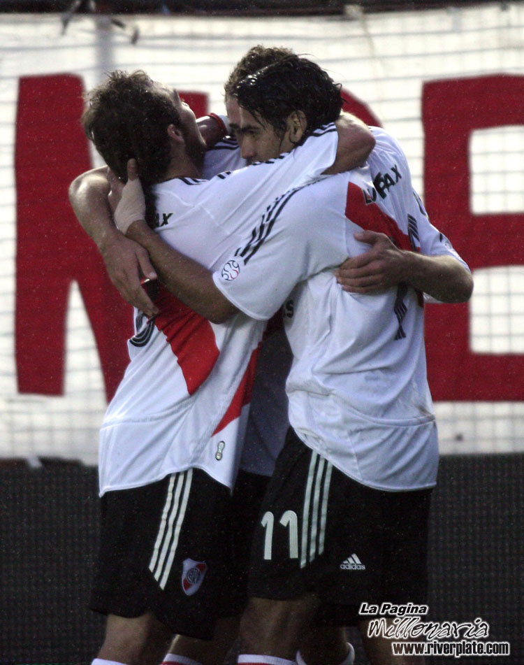 Argentinos Jrs vs River Plate (CL 2007) 12