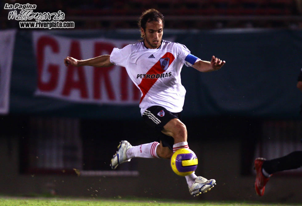 River Plate vs Liga Universitaria de Quito (LIB 2007) 24