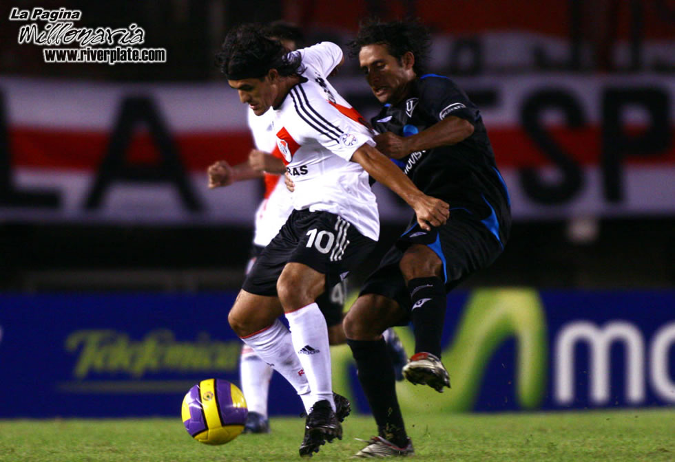 River Plate vs Liga Universitaria de Quito (LIB 2007) 14